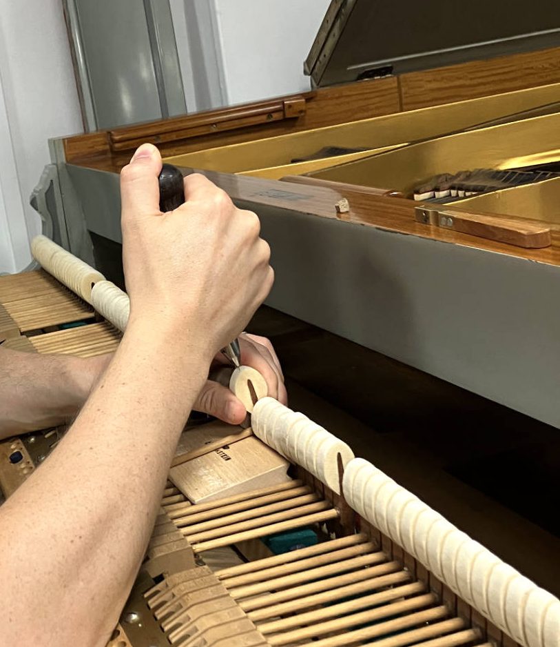 Harmonisation d'un piano ancien Gaveau par Benjamin Martinez, accordeur et technicien piano à Lyon.