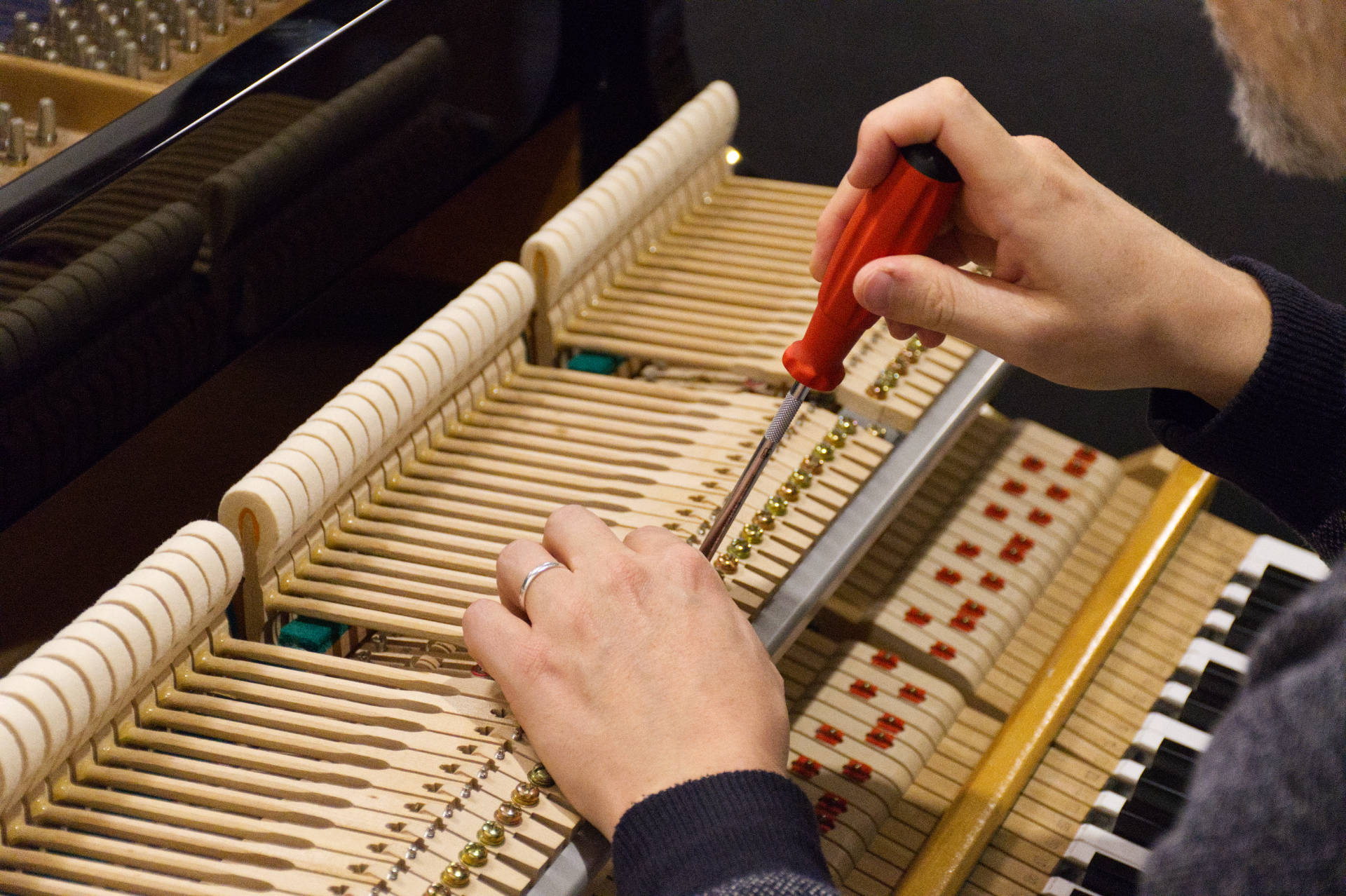 Réglage d'un piano à queue par Benjamin Martinez, accordeur de piano à Lyon.
