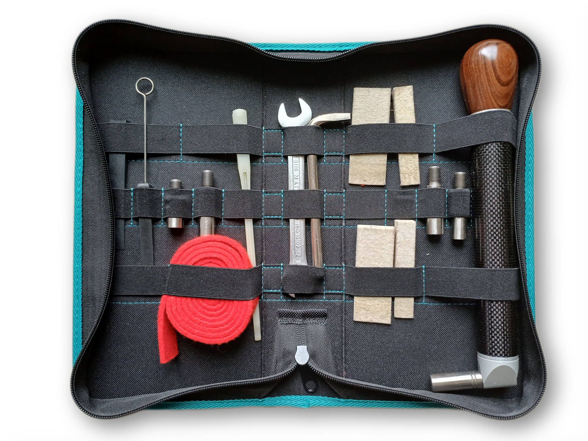 Trousse d'accordeur, avec les outils nécessaires pour accorder un piano : clé d'accord, bande et coins en feutrine, etc.
