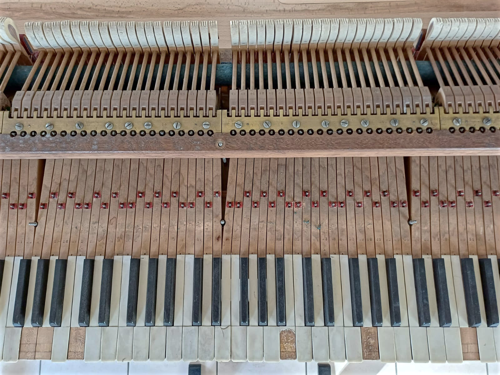 Clavier et mécanique d'un piano à queue Pleyel 1896 AVANT restauration