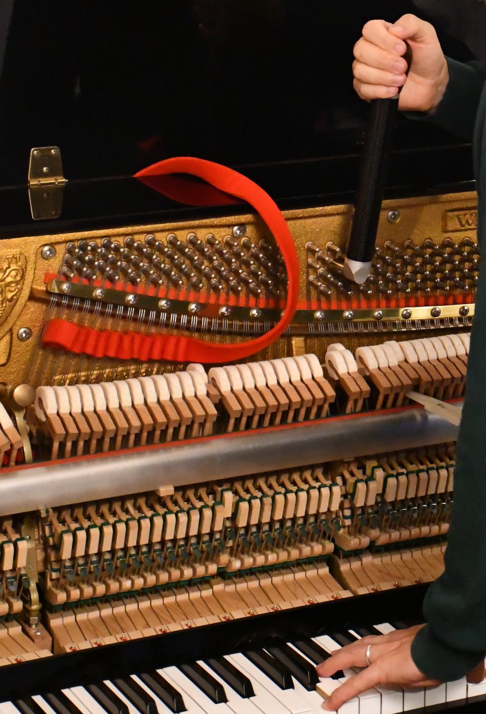 Accord d'un piano droit de marque Wilh. Steinberg par Benjamin Martinez, technicien-accordeur de piano à Lyon.