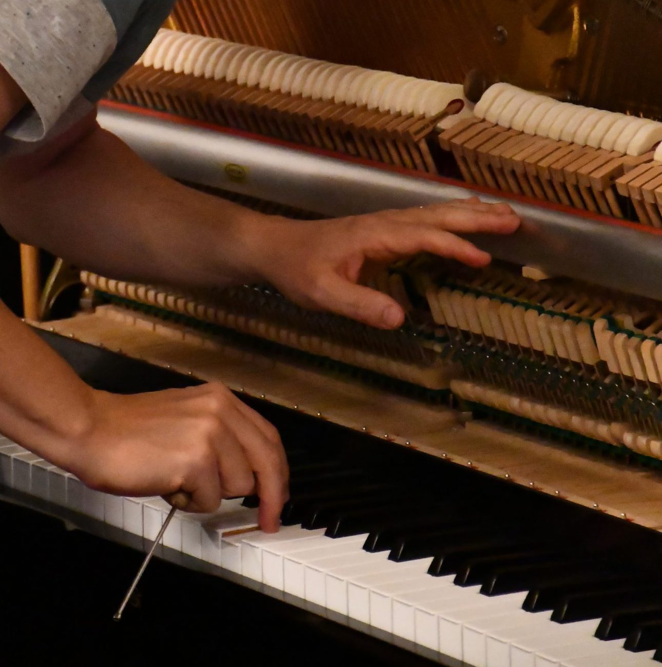 Réglage d'un piano droit par Benjamin Martinez, accordeur de piano à Lyon.