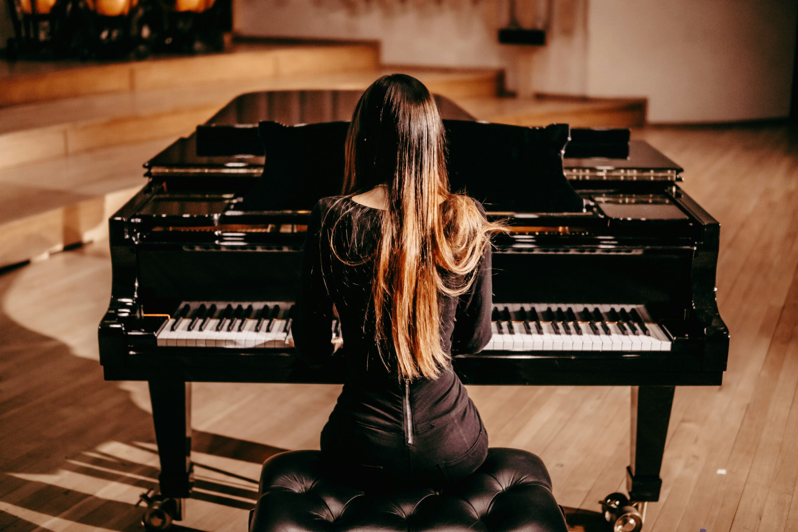 Pianiste à son piano. Image d'illustration